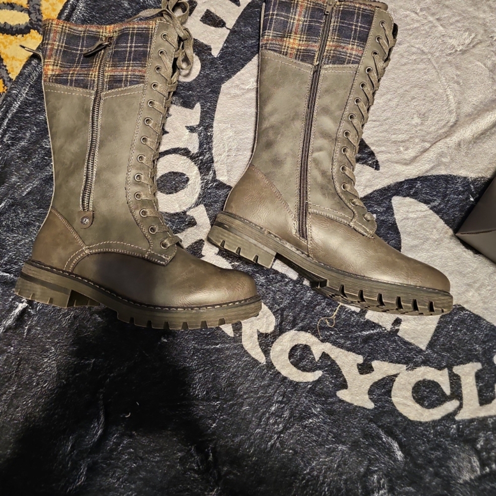 Women's Olive Lace-Up Boots